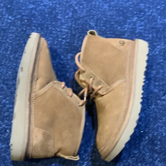 Kid’s UGG Boots size 2 Chestnut color - Picture 4 of 5